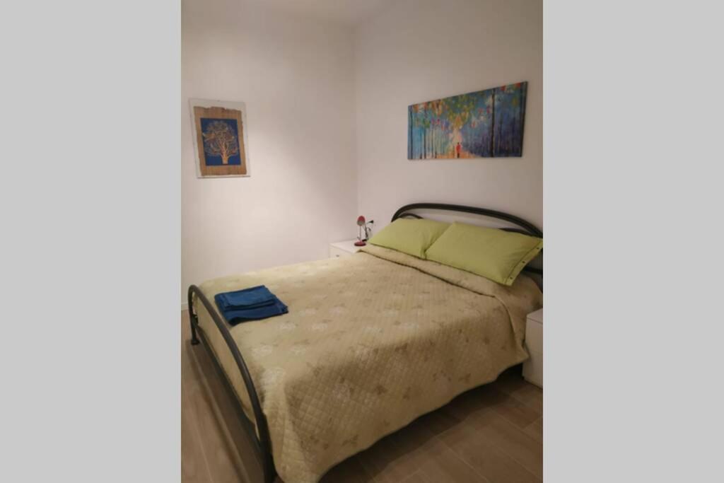 sypialnia z łóżkiem w pokoju w obiekcie Feel at Home - CASA LA POSTA w mieście Lovere