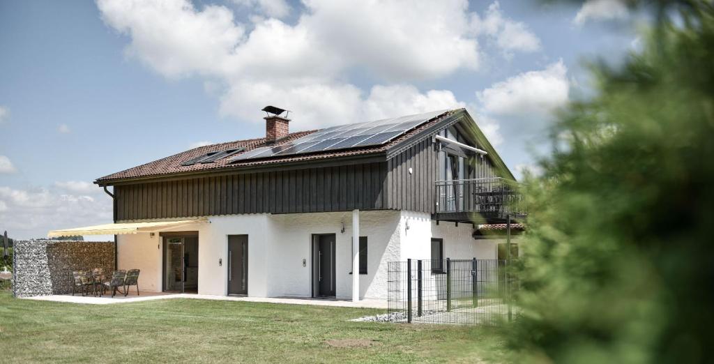 ein Haus mit Sonnenkollektoren auf dem Dach in der Unterkunft Steinbrunner Geschmackvolle Ferienwohnungen in Burghausen