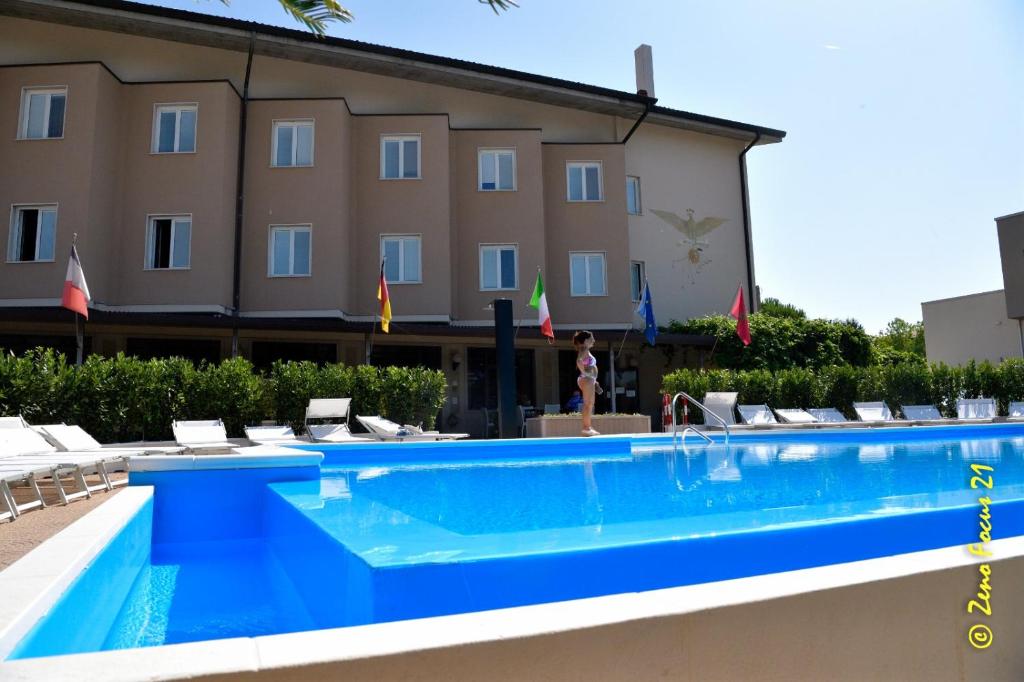 uma piscina em frente a um hotel em Hotel San Benedetto em Peschiera del Garda