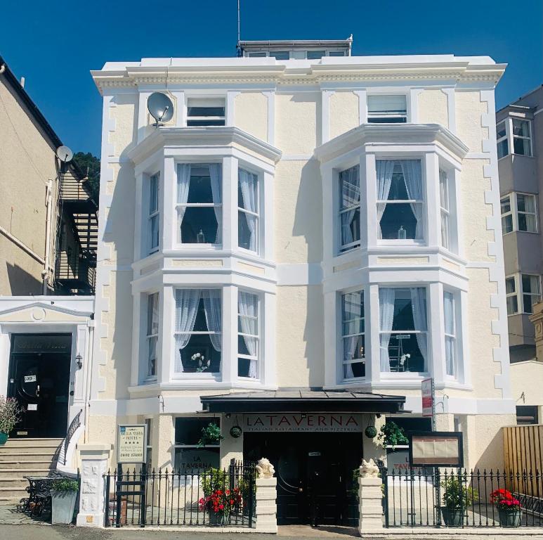 ein weißes Gebäude mit einem Schild davor in der Unterkunft Bella Vista in Llandudno