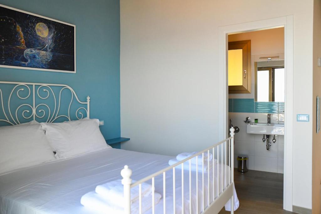 Postel nebo postele na pokoji v ubytování Signora Tita B&B Chianalea - Scilla