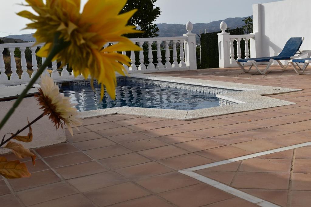 - une piscine dans une cour avec une clôture blanche dans l'établissement APARTAMENTO EL ROMERAL, à Alhaurín de la Torre