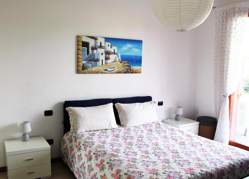 um quarto com uma cama e um quadro na parede em Appartemento Stella em Bérgamo