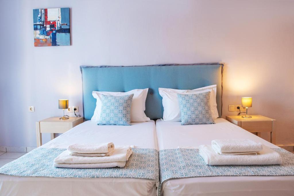 A bed or beds in a room at Christof Studios