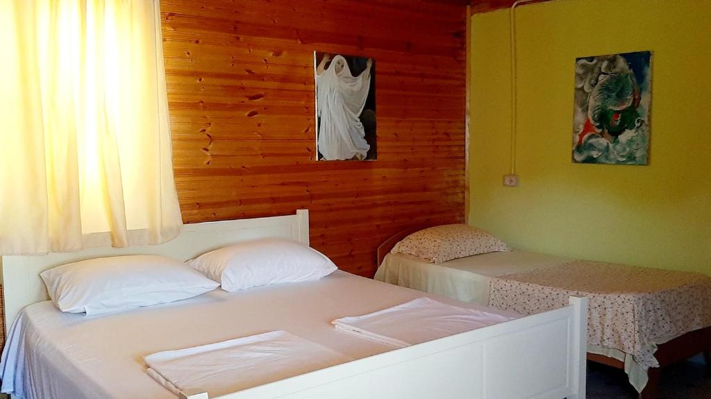 Ένα ή περισσότερα κρεβάτια σε δωμάτιο στο kolonia e artistave