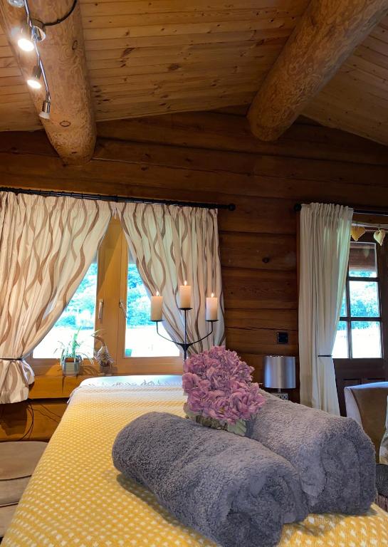 Postel nebo postele na pokoji v ubytování Log home village