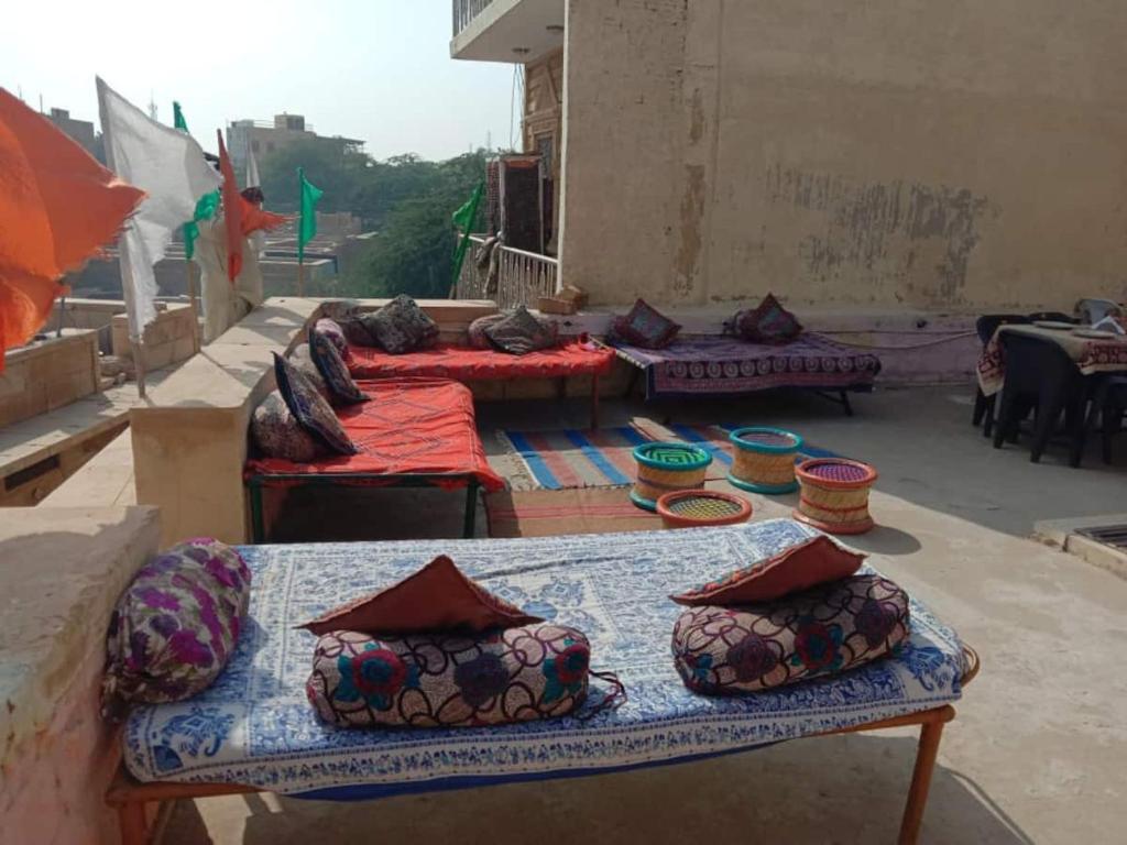 un grupo de camas sentado en la parte superior de un edificio en Neem Guest House Jaisalmer, en Jaisalmer