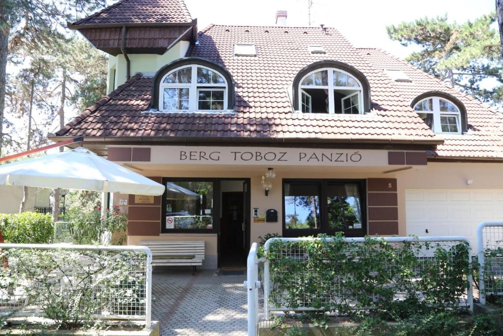 a building with a sign that reads berg toto pampapo at Berg Toboz Panzió in Pécs