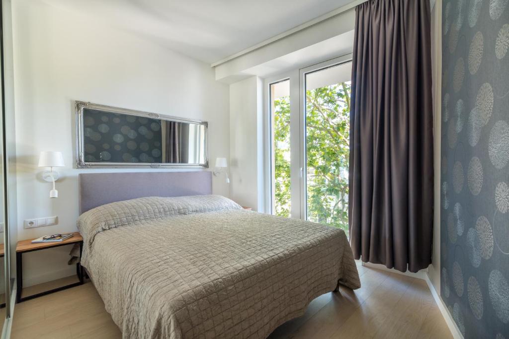 - une chambre avec un lit et une fenêtre dans l'établissement Spa Residence Carbona Hévíz Apartments KAKADU 203 A, à Hévíz