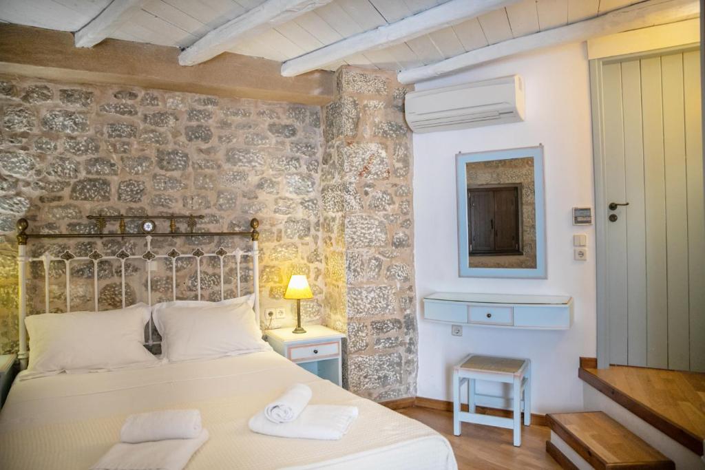 Postel nebo postele na pokoji v ubytování Trapela Areopolis, Boutique Hotel
