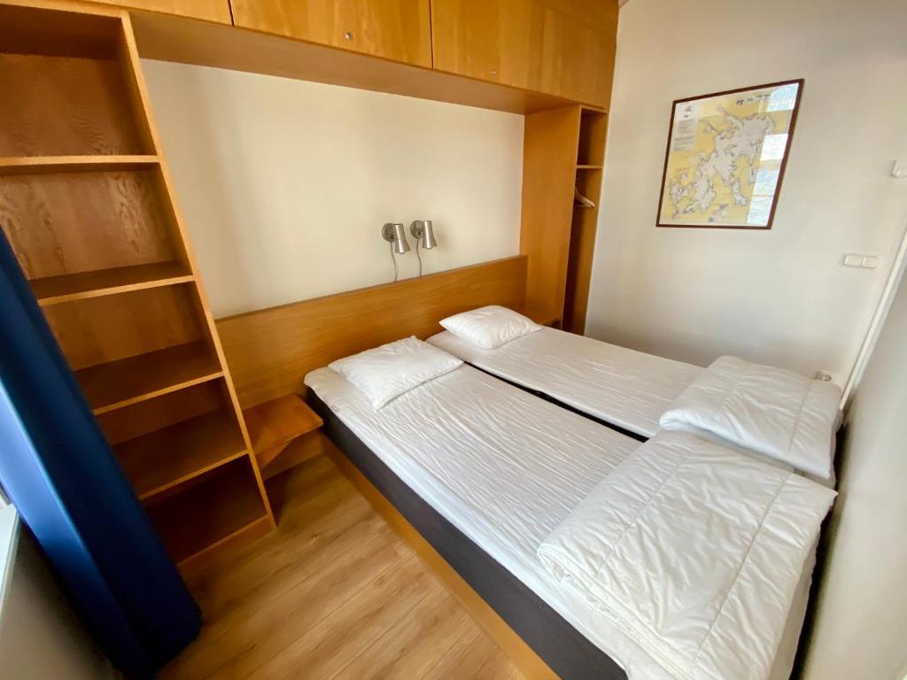 Postel nebo postele na pokoji v ubytování Falun Strandby Främby Udde