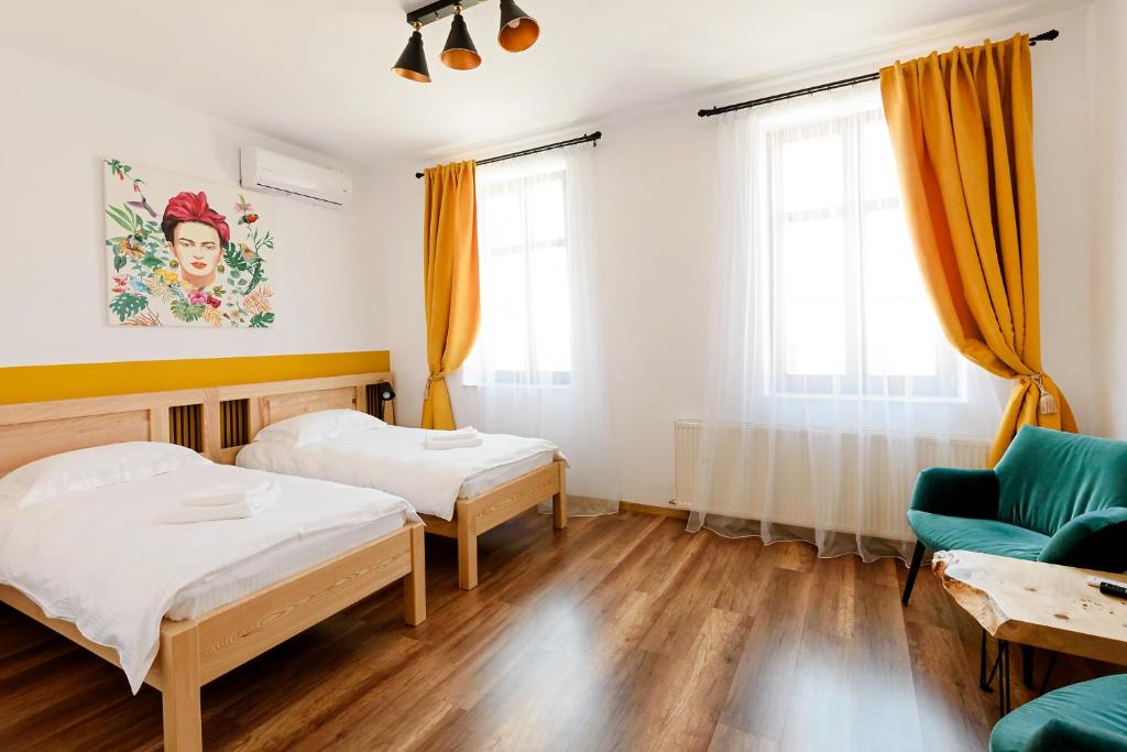 Habitación con 2 camas y sofá en CHIC VOYAGE en Sibiu