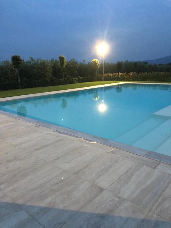 a large swimming pool at night with a street light at Agriturismo Casa Rosa in Lucca