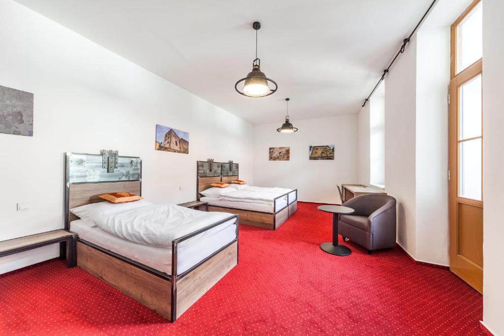 Uma cama ou camas num quarto em Hotel Mariánský Dvůr