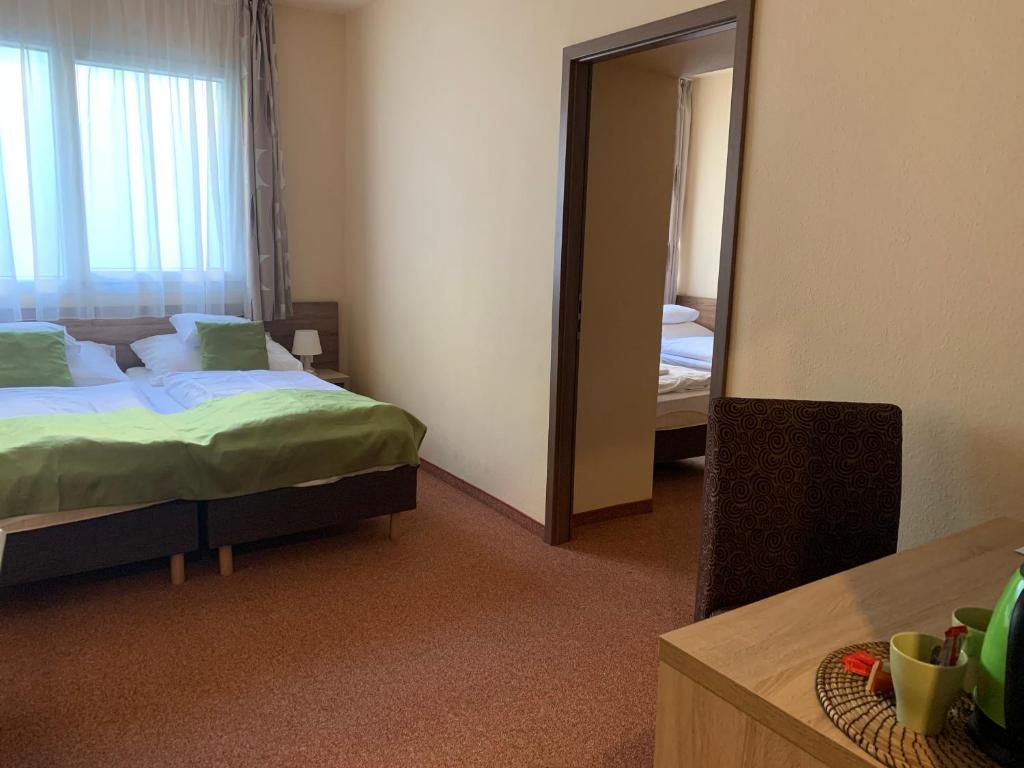 Łóżko lub łóżka w pokoju w obiekcie Centrooms Eger