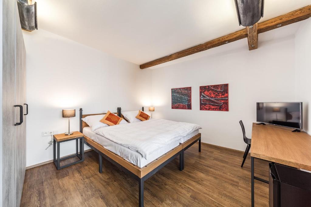 Uma cama ou camas num quarto em Hotel Mariánský Dvůr