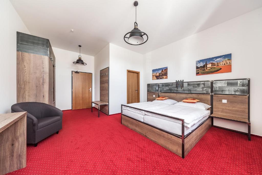 Uma cama ou camas num quarto em Hotel Mariánský Dvůr
