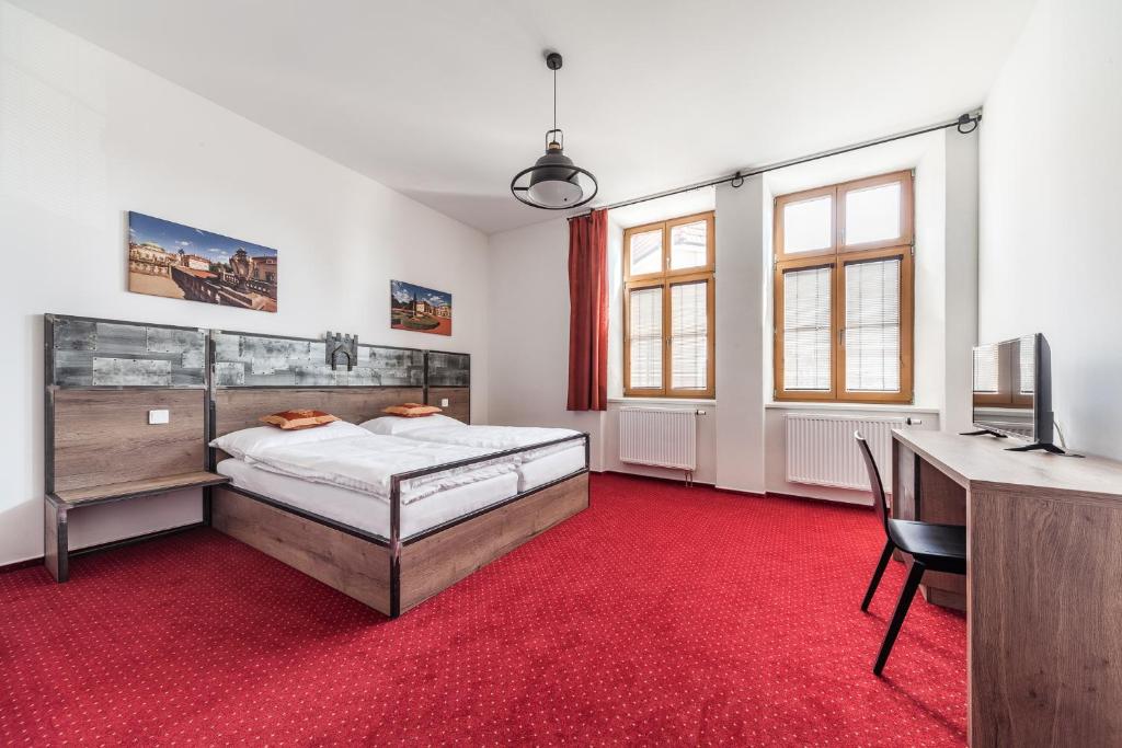 Uma cama ou camas num quarto em Hotel Mariánský Dvůr