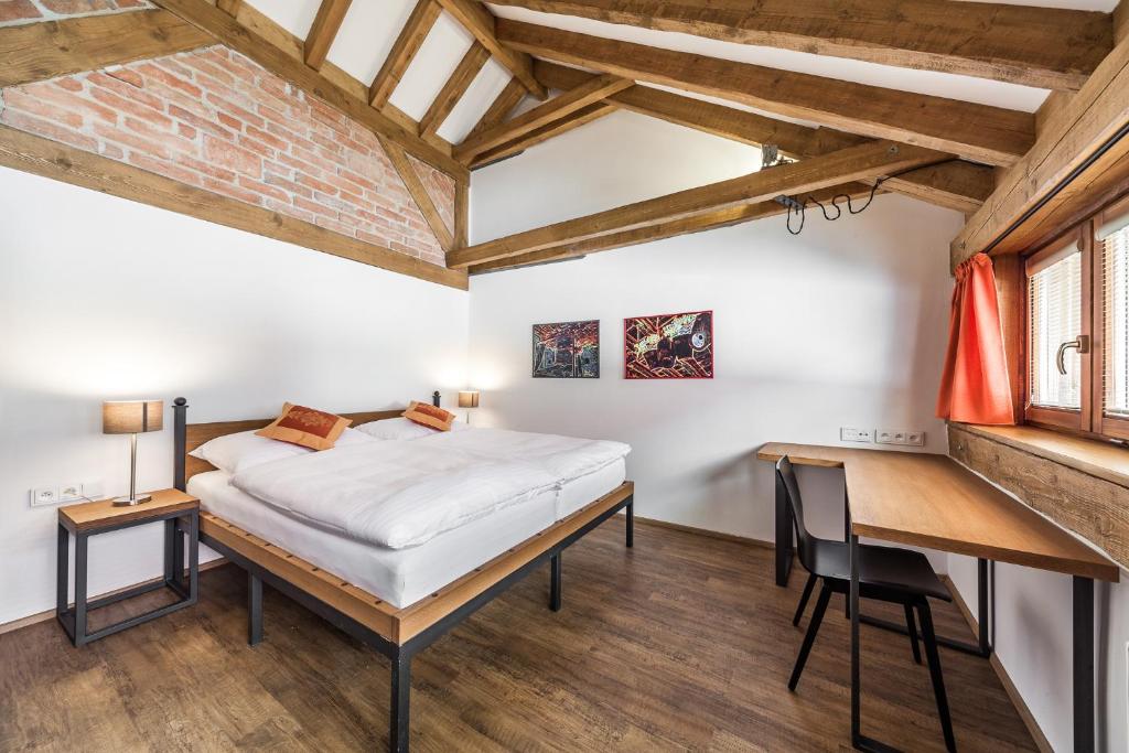Uma cama ou camas num quarto em Hotel Mariánský Dvůr