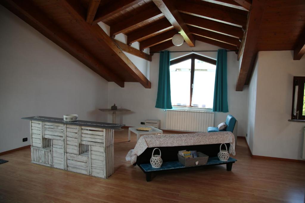 Sala de estar con cama y mesa en I salici, en Candia Canavese