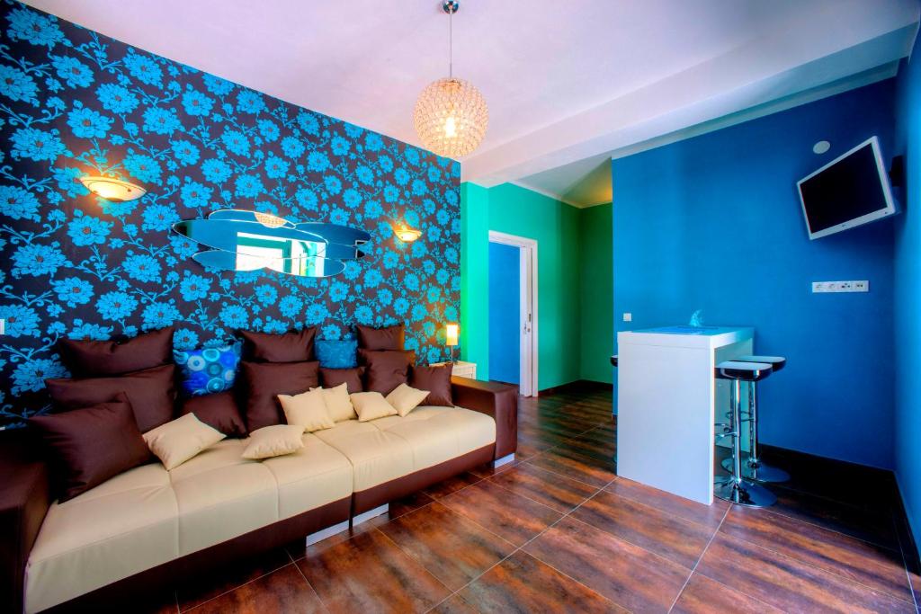 sala de estar con sofá y pared azul en Villa Barbara, en Skradin