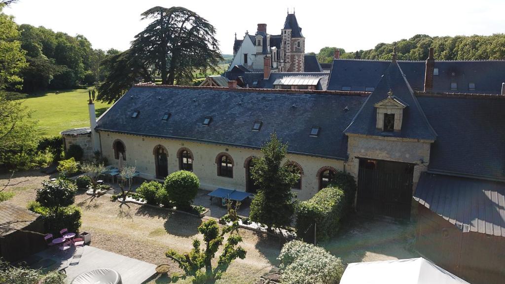 - une vue aérienne sur un bâtiment avec un château en arrière-plan dans l'établissement GITE LONGERE DE 15 PERSONNES AU CHATEAU DE JALLANGES VOUVRAY, à Vernou-sur-Brenne