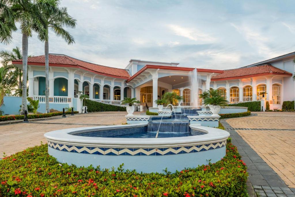 une maison avec une fontaine au milieu d'une cour dans l'établissement Quinta Edén Villahermosa, à Villahermosa