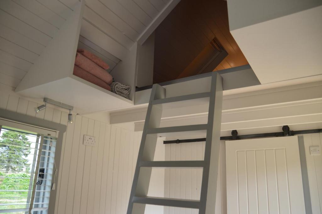 Palanda nebo palandy na pokoji v ubytování Corriemuckloch Unique Huts