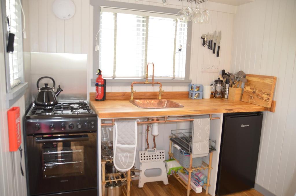 Kuchyň nebo kuchyňský kout v ubytování Corriemuckloch Unique Huts