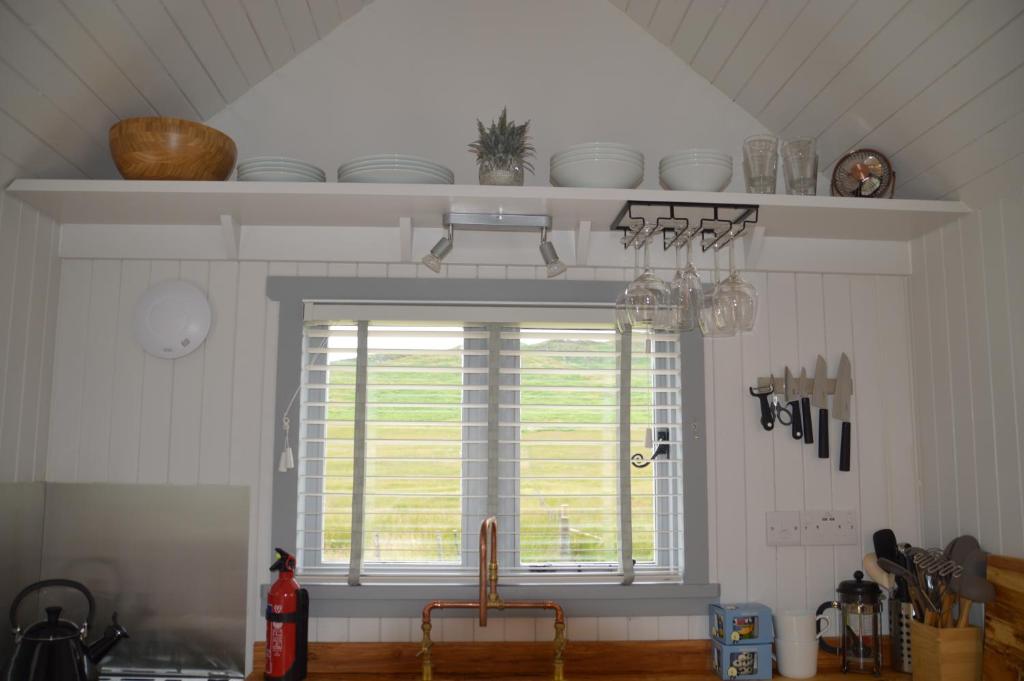 Kuchyň nebo kuchyňský kout v ubytování Corriemuckloch Unique Huts