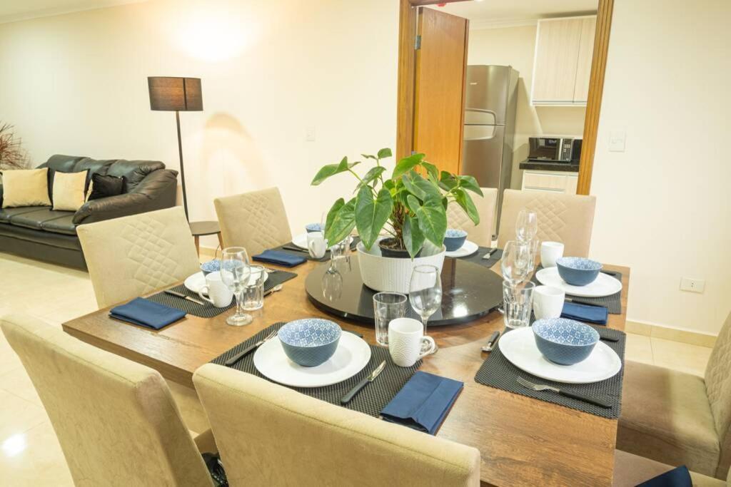 a dining room table with chairs and a dining room table at Apartamento cómodo y bien localizado en CDE in Ciudad del Este