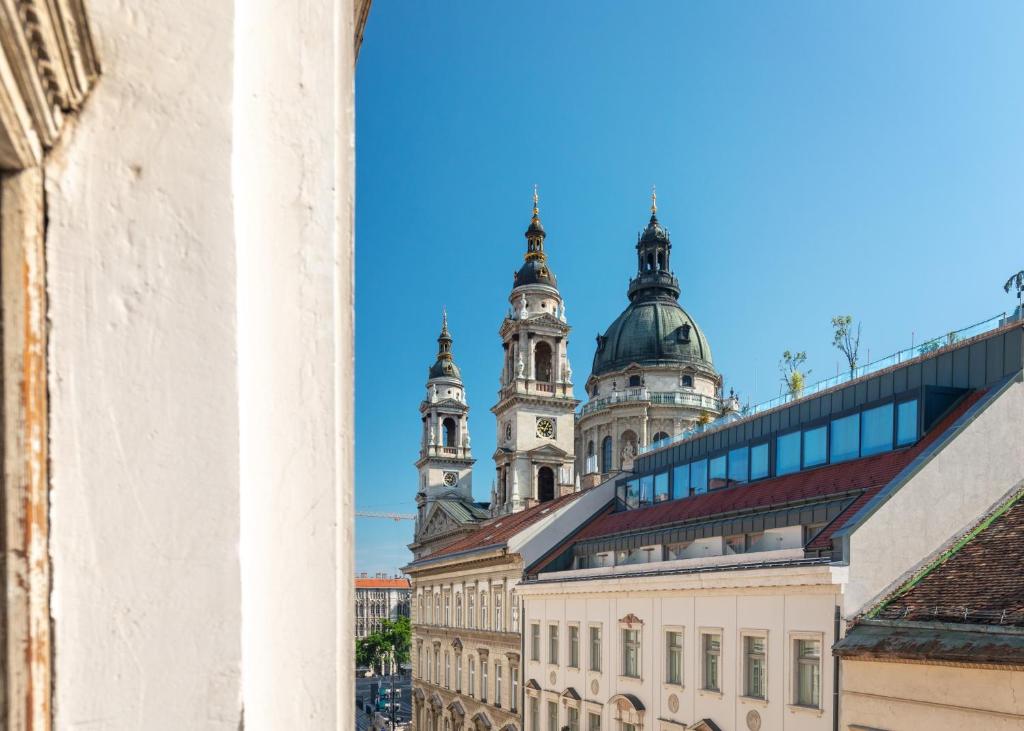ブダペストにあるBright & Spacious Loft With Basilica Viewの大聖堂の景色を望む建物