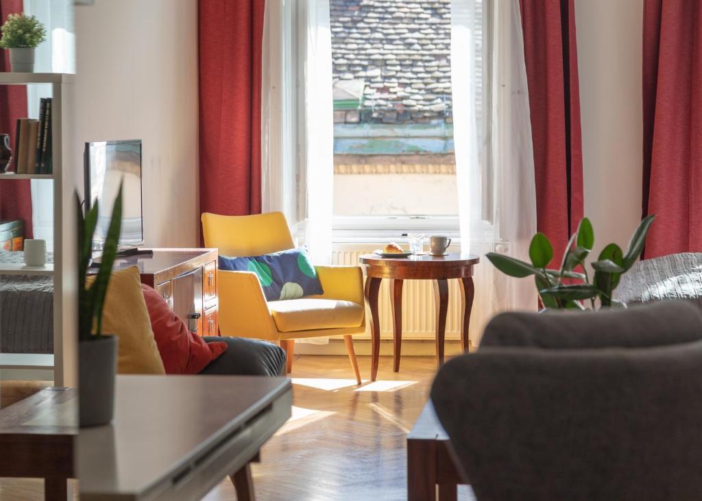 Posedenie v ubytovaní Bright & Spacious Loft With Basilica View