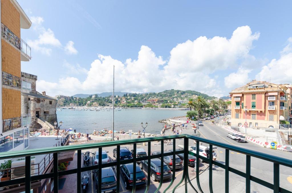 vista su una città con una cassa d'acqua di LA CASA ROSA AL MARE- Vista mare- Centrale a 20 mt dal mare-Garage privato- aria condizionata-wifi a Rapallo