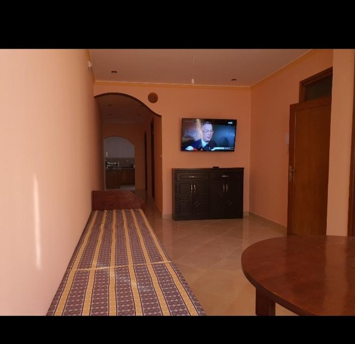 TV a/nebo společenská místnost v ubytování Nieuwbouw appartementen al hoceima
