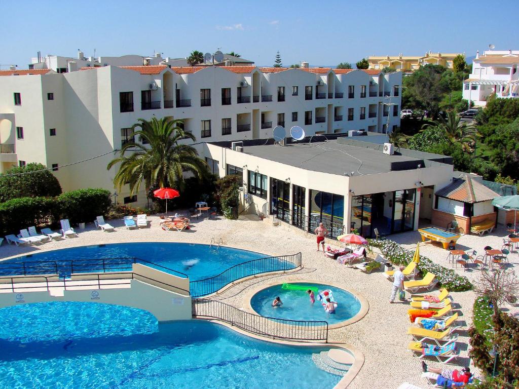 una vista aérea de un hotel con piscina en Clube Alvorférias en Alvor