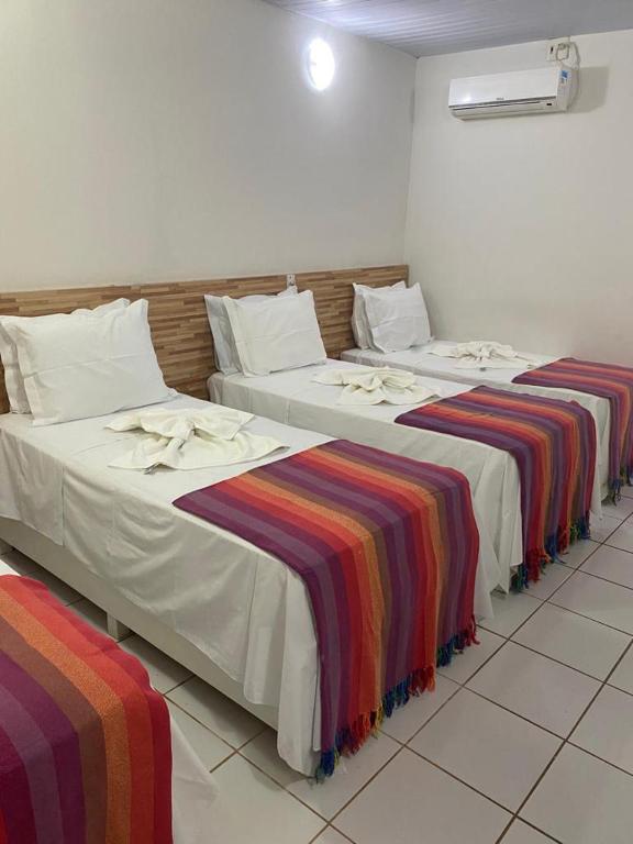 Postel nebo postele na pokoji v ubytování Noronha Good Vibes Hostel