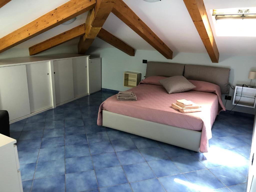 sypialnia z dużym łóżkiem na poddaszu w obiekcie NEL BLU w mieście Cetara