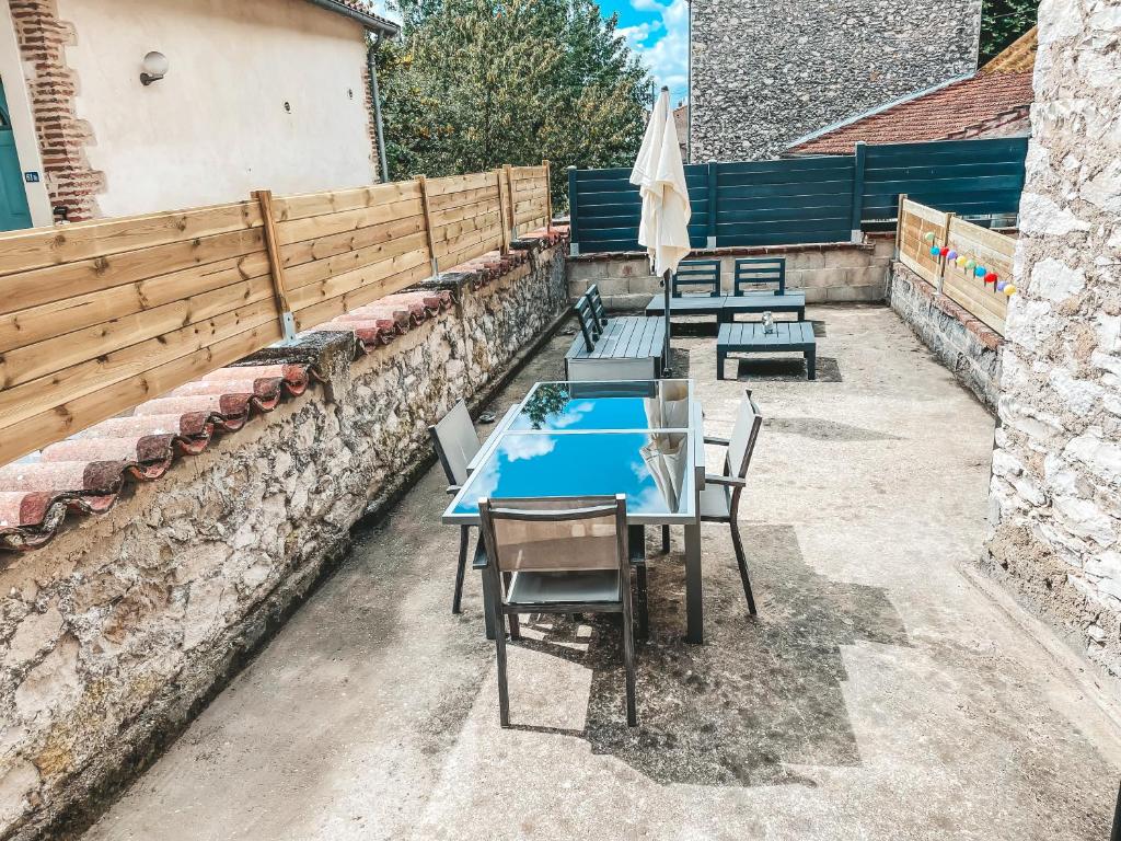 una fila de mesas y sillas en un patio en Bel appartement T3 avec terrasse, en Carmaux