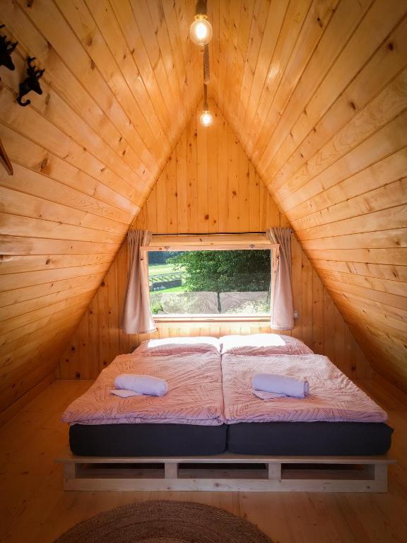 Postel nebo postele na pokoji v ubytování PUŽMAN Farm Glamping