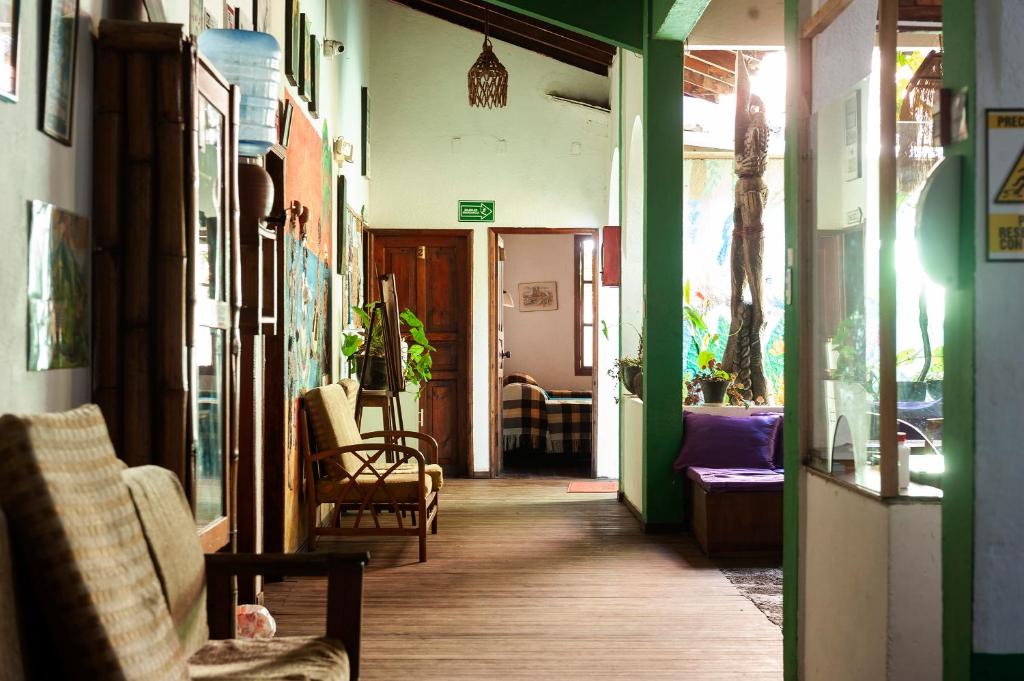 - un couloir d'une maison avec des chaises et des tables dans l'établissement Le Petit Jardin, à Baños
