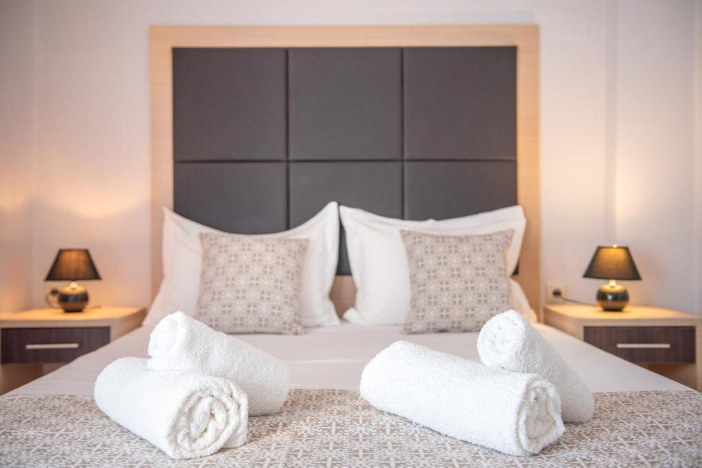 A bed or beds in a room at Christof Studios
