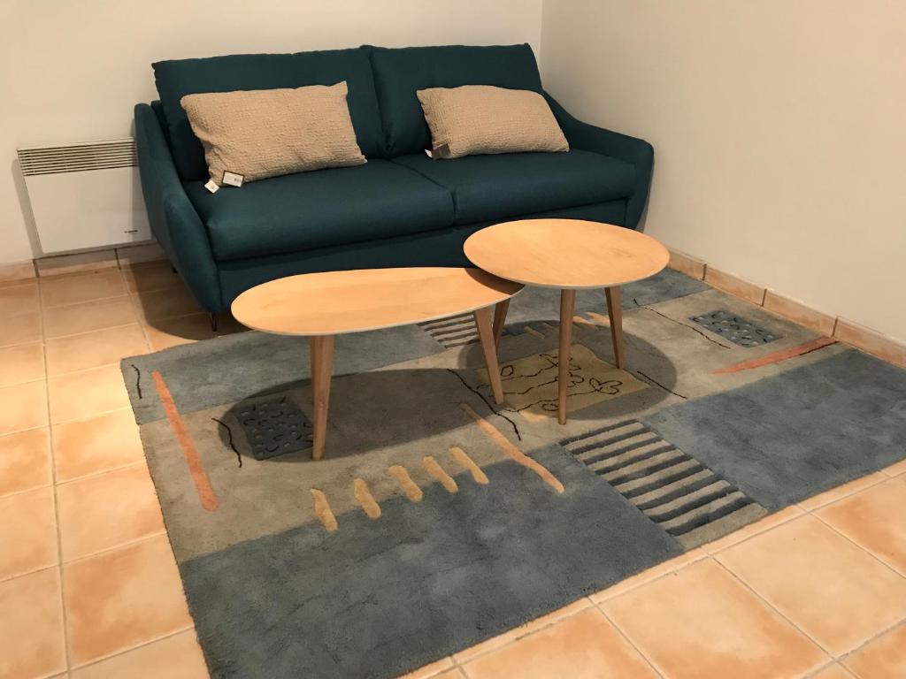 un salon avec une table et un canapé dans l'établissement le studio, à Sarlat-la-Canéda