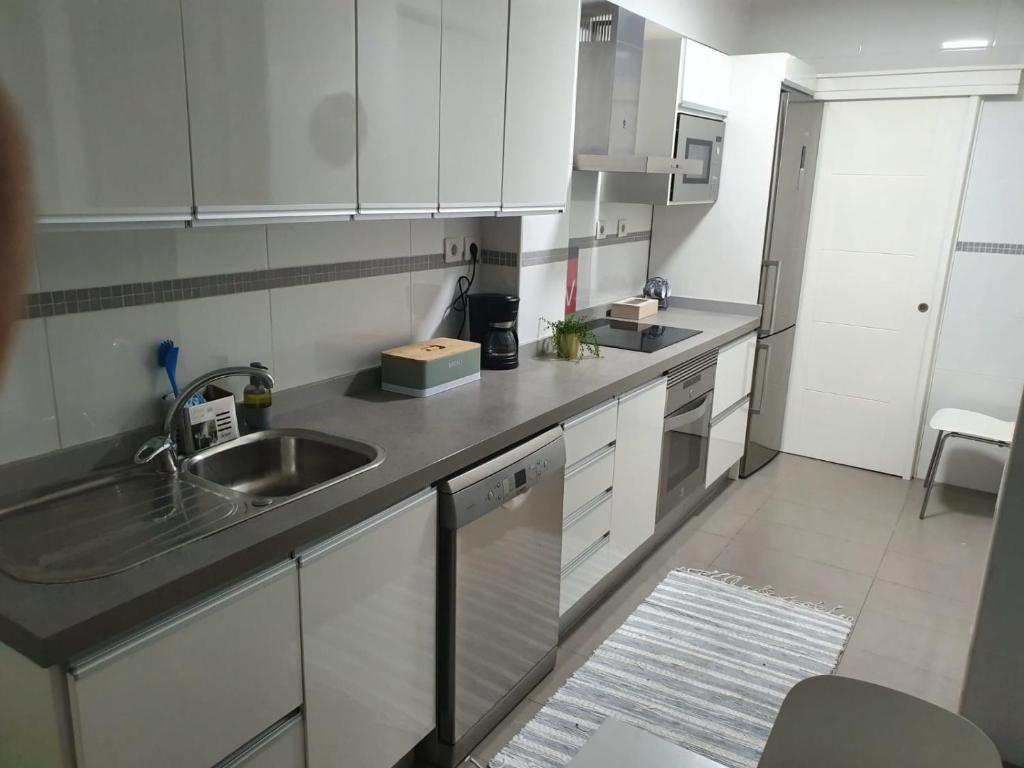 Kuchyň nebo kuchyňský kout v ubytování Casa ManPer playa, Alcaravaneras, 3 dormitorios