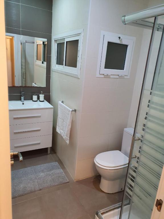 Koupelna v ubytování Casa ManPer playa, Alcaravaneras, 3 dormitorios