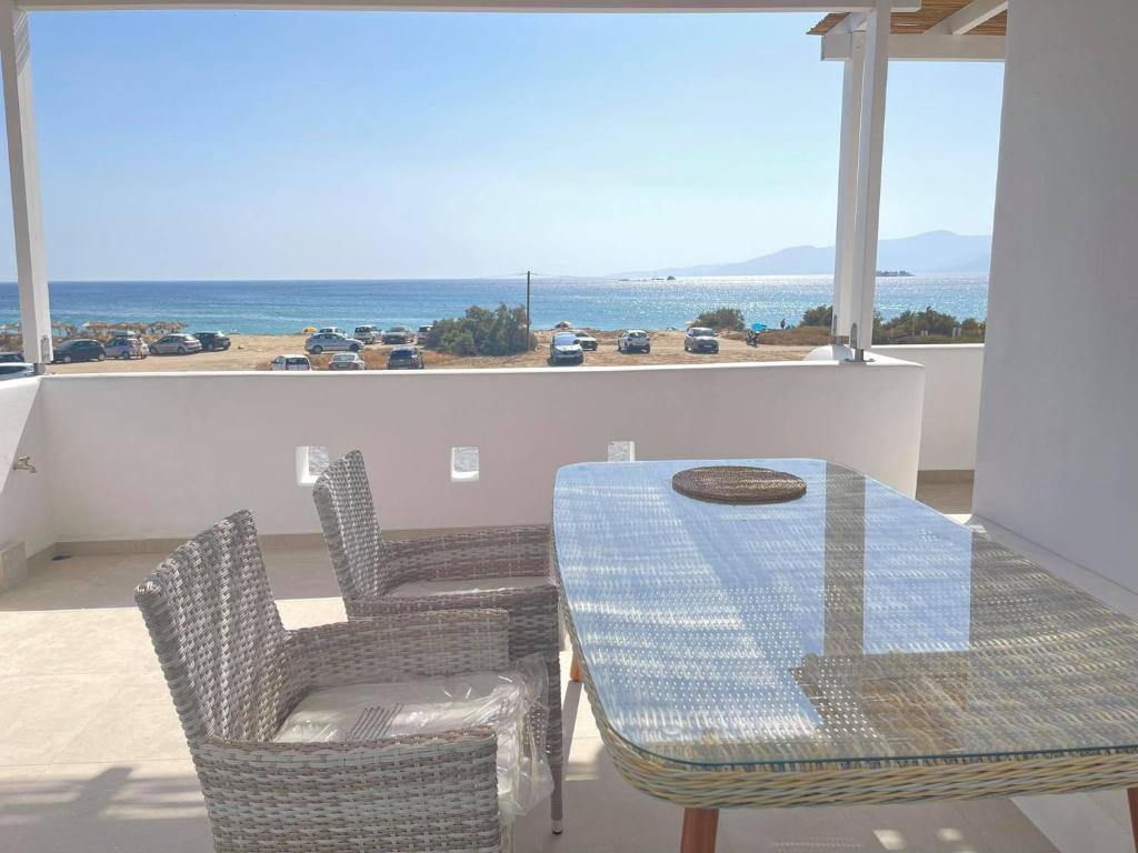 tavolo e sedie con vista sull'oceano di Deco Suites a Naxos Chora