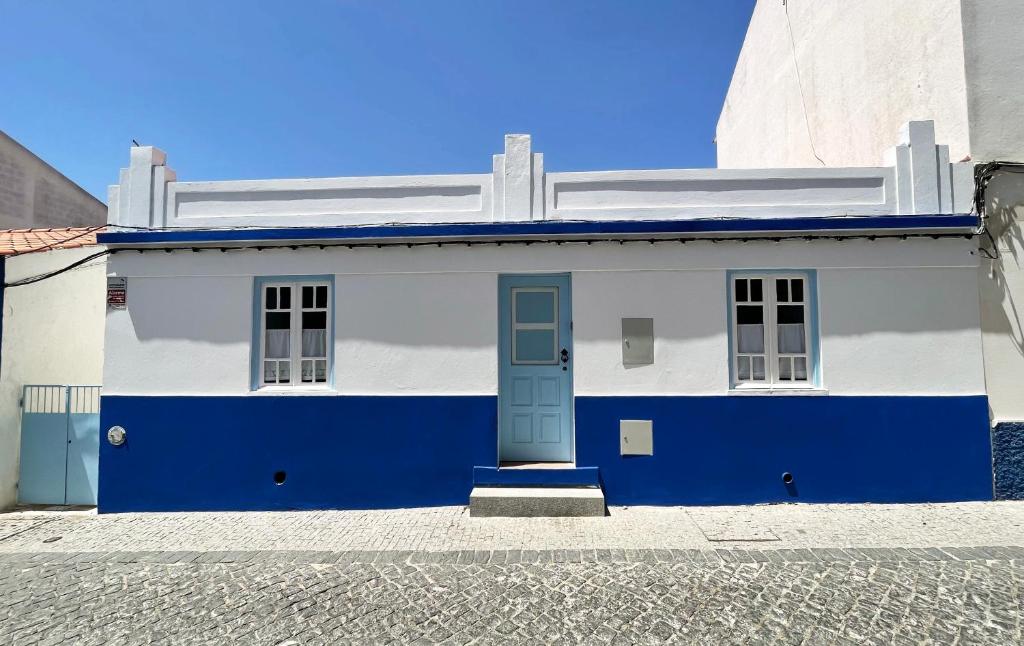 a blue and white house with a blue door at São Vicente in Vila Nova de Milfontes