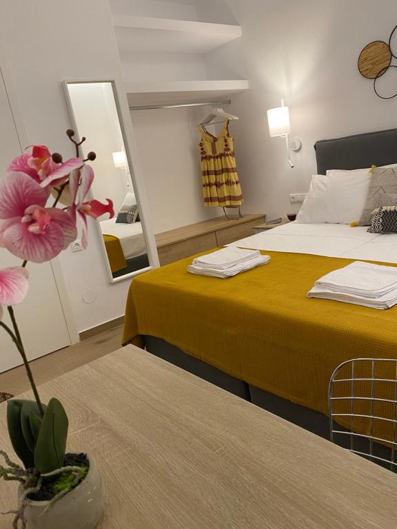 Llit o llits en una habitació de Marine's luxury home