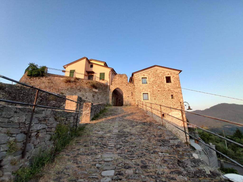 ベヴェリーノにあるAppartamento Perlaの山側の古い建物