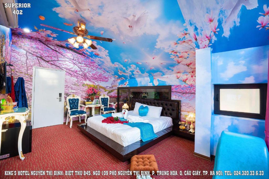 Postel nebo postele na pokoji v ubytování King's Hotel Nguyễn Thị Định